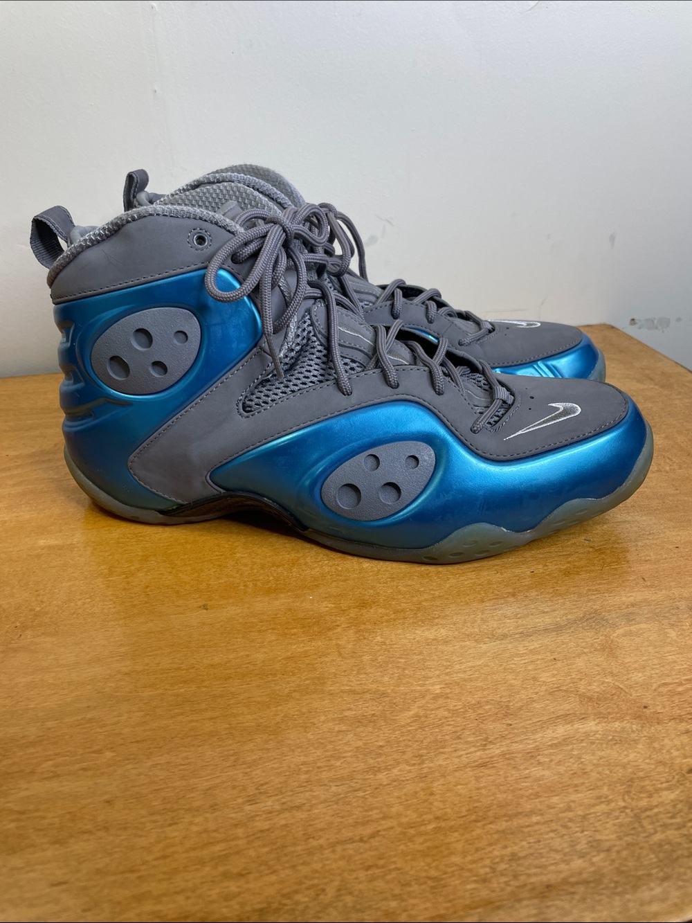 Nike Men’s Athletic Shoes in Gray and Metallic Blue. Size 11.5